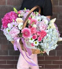 Композиция солнечный день в Чамзинке Цветочная композиция из Розы, Хризантемы, Пионы и Лизиантусы в корзине в Чамзинке