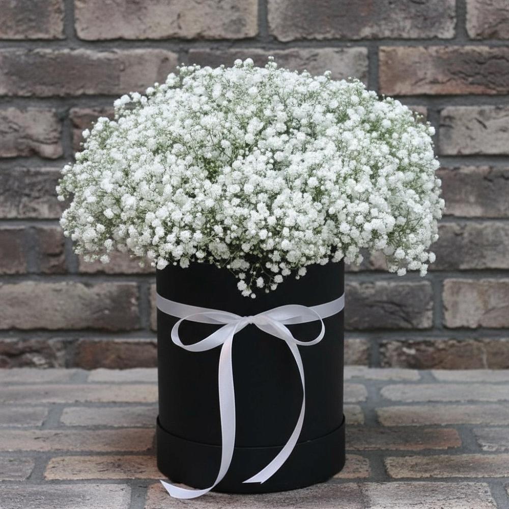 Цветочная композиция из Гипсофила в шляпной коробке в Чамзинке