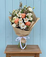 Букет цветов из:  Альстромерии, Лизиантусы, Розы и Хризантемы в Чамзинке