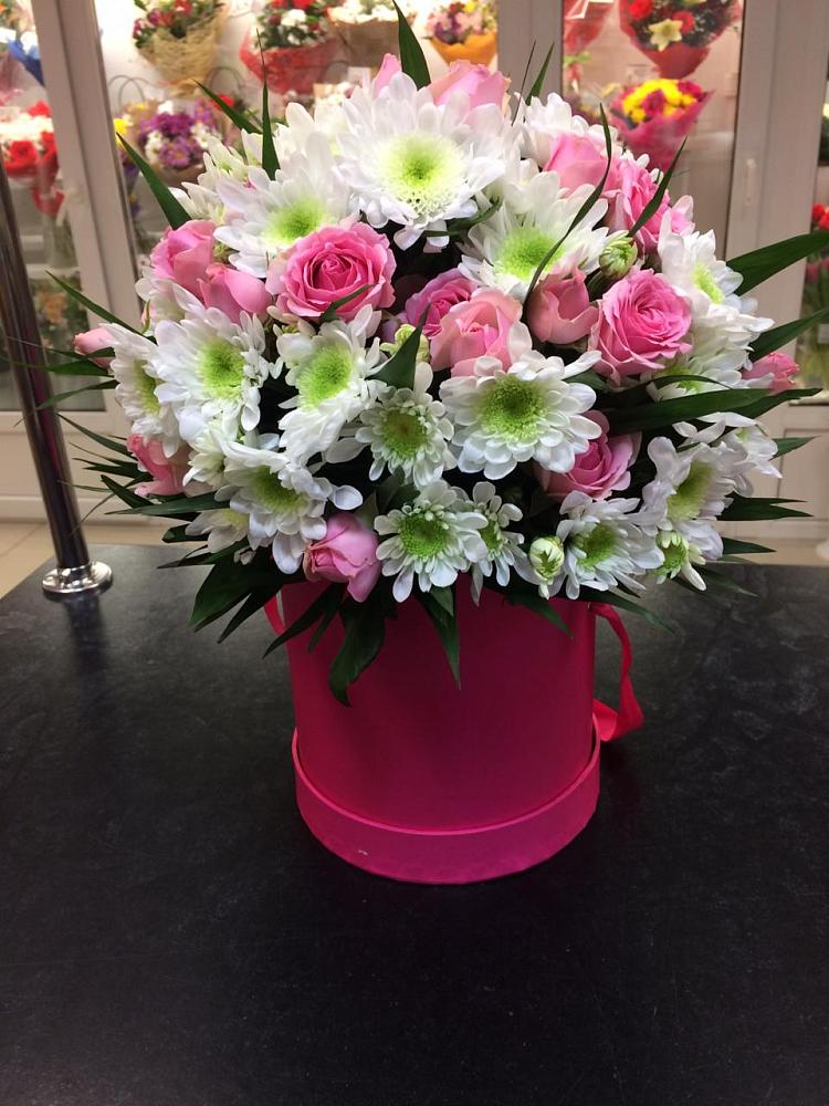 Цветочная композиция из Розы и Хризантемы в шляпной коробке в Чамзинке