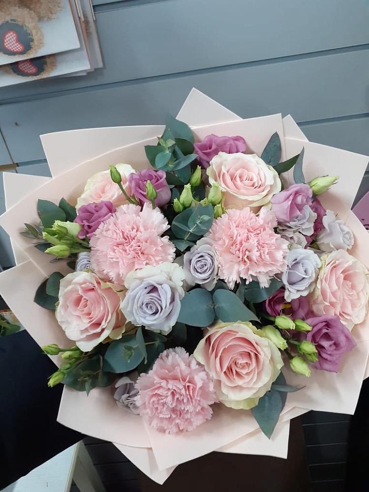 Букет цветов из: Розы, Гвоздики и Лизиантусы в Чамзинке